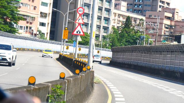 祥和路警示標誌及標線