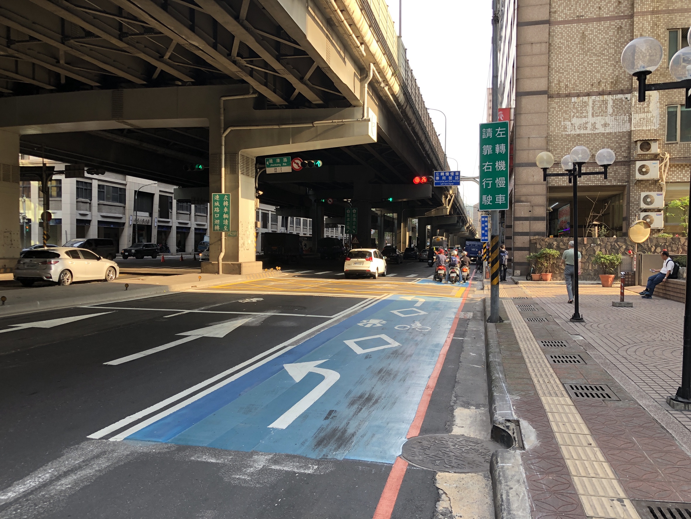 機慢車左轉專用道車道配置