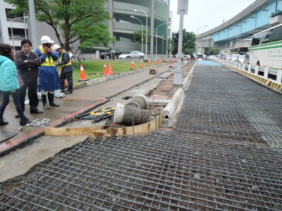 龜山文化一路受到道路拓寬工程施工影響，造成車輛大排長龍甚至回堵到文化一路跨越橋上