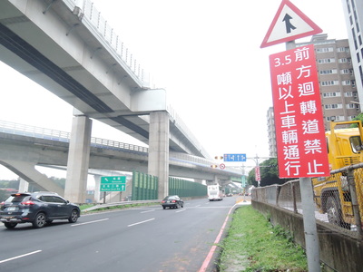 將增設預告標誌，建議駕駛人利用迴轉道避開塞車