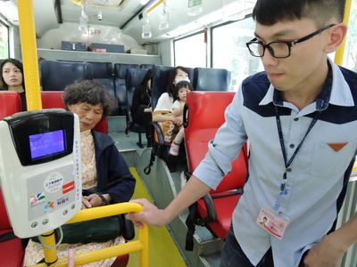 雙北公車自7月1日起實施上下車刷卡以來，頻傳乘客投訴遭溢扣款，新北市交通局今天起加強動員稽查
