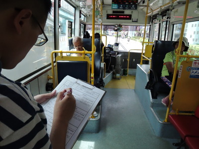 雙北公車實施上下車刷卡，頻傳乘客投訴遭，新北市交通局今天起加強動員稽查