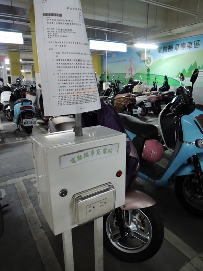 新北市停車場多設有電動汽機車位，並提供免費充電。