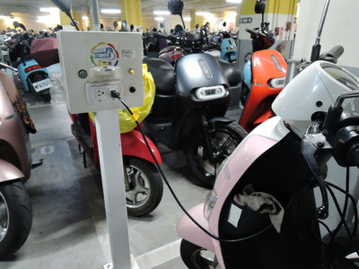 新北市交通局將自9 月1日起，公有停車場電動車位將調整為停車收費、充電免費