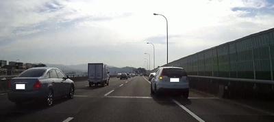 走在限往出口小車通行之路肩後，違規向左變換車道回主線繼續行駛