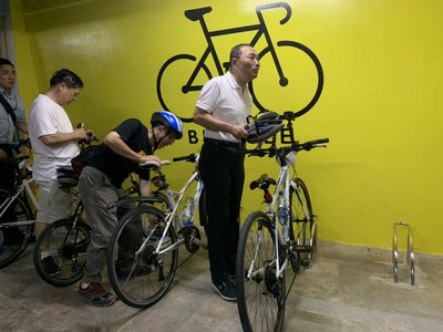 新北市長侯友宜今天一早從永和中正橋新店溪自行車道騎乘單車到市府上班