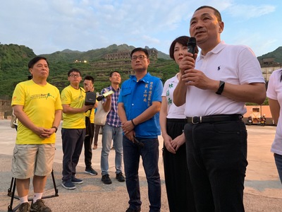 新北市長侯友宜實地視察九份地區交通疏導措施，指示交通局在安全為首要考量之下，務必嚴格審核活動交維計畫和做好公共運輸接駁、替代停車場等交管措施