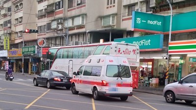 救護車鳴笛請減速靠邊立即避讓