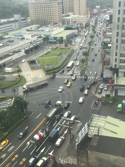 新北市交通局協調養工處調整大同路分隔島偏心，並調整往北市南港方向增加1線直行車道