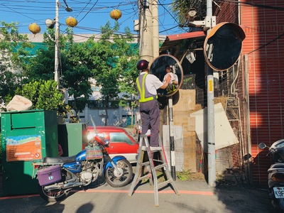 反光鏡張阿伯