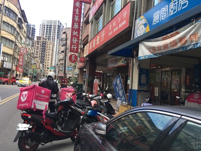 新北市交通局要求業者加強自主管理，針對超速駕駛行為的外送員應有停權的機制