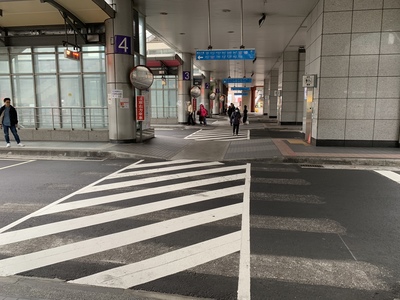 行人集中由站內斑馬紋行穿線穿越