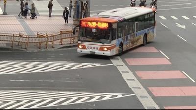 取消路口枕木紋行穿線，增繪槽化線導引公車行徑動線