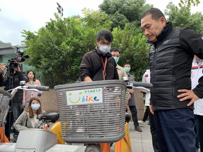 市長侯友宜特別關注公共運輸的防疫工作，指示務必加強YouBike把手、座墊和鈴噹等酒精消毒，確保民眾使用安全。