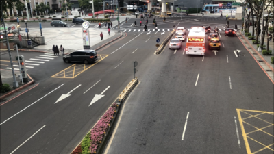 看清車道中無來車後再轉彎，以確保行車安全，避免發生危險。