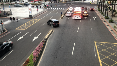轉彎進入停車場、自家車庫時，仍需暫停並顯示方向燈。