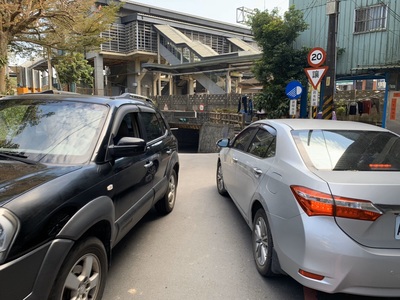 山佳地下道部分路段狹窄無法會車