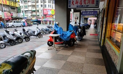 建國路(108號─112號) 雙號邊路段將自3月23日起實施機車退出騎樓
