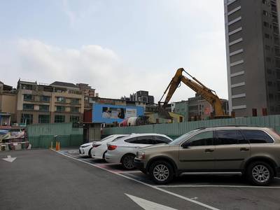 為維護民眾停車安全，碧華停車場將暫停開放二個月