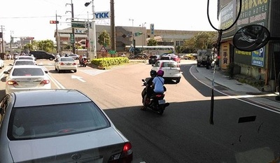 機車在道路中央臨停躲太陽