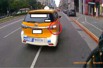 變換車道中開啓方向燈
