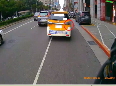 變換車道尚未結束 方向燈即熄滅