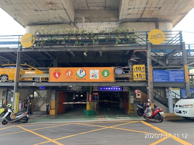 萬板高架橋下停車場出入口