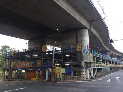 萬板高架橋下三層閘道式停車場