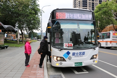 車頭LED面板顯示「跨年接駁加班車」