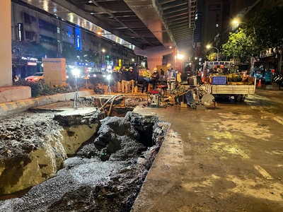板橋區民生路、中山路口的地下自來水管於元旦當天上午發生破裂，進行交通管制