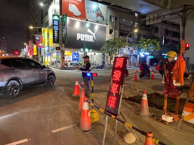民生陸橋下橋往中和方向的車輛，則改走民生路對向內側調撥車道