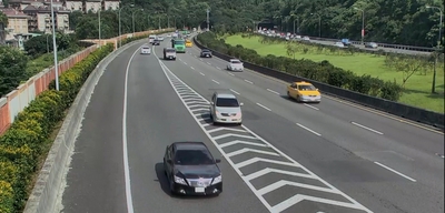 下匝道請注意！高速公路槽化線禁止跨越