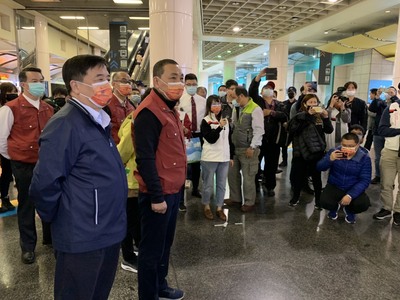 新北市長侯友宜今天傍晚到板橋車站視察春節返鄉交通疏運情形