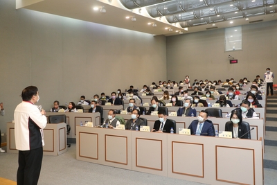 六都交通局與專家學者齊聚新北市政府，研討「應用大數據交通管理」與「年輕族群機車安全」兩大主題