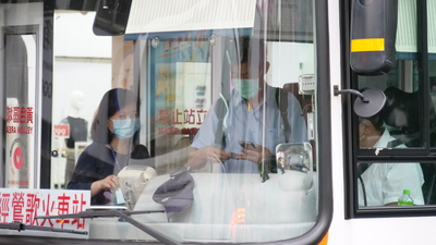 搭乘公車務必防疫簡訊實聯制掃碼乘車，全程戴口罩、禁止飲食、少交談