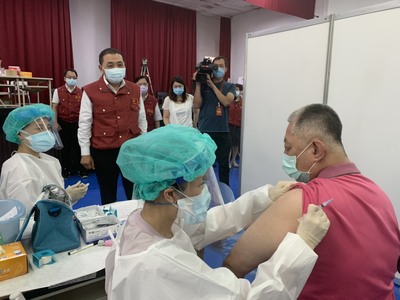 新北市長侯友宜今天上午前往接種站關心駕駛朋友疫苗施打情形
