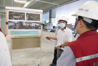 交通局長鍾鳴時前往視察工程進度