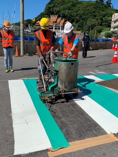 野柳國小劃設綠底行穿線