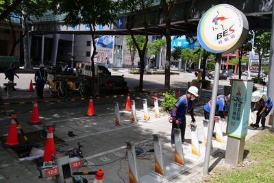 微笑單車公司今天在新北市政府(新府路) YouBike站安裝2.0第一個柱位