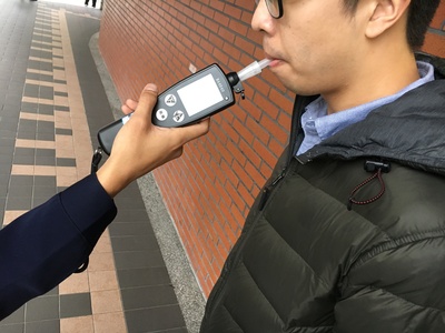 駕駛人如被攔檢時，依法有配合警方酒測之義務