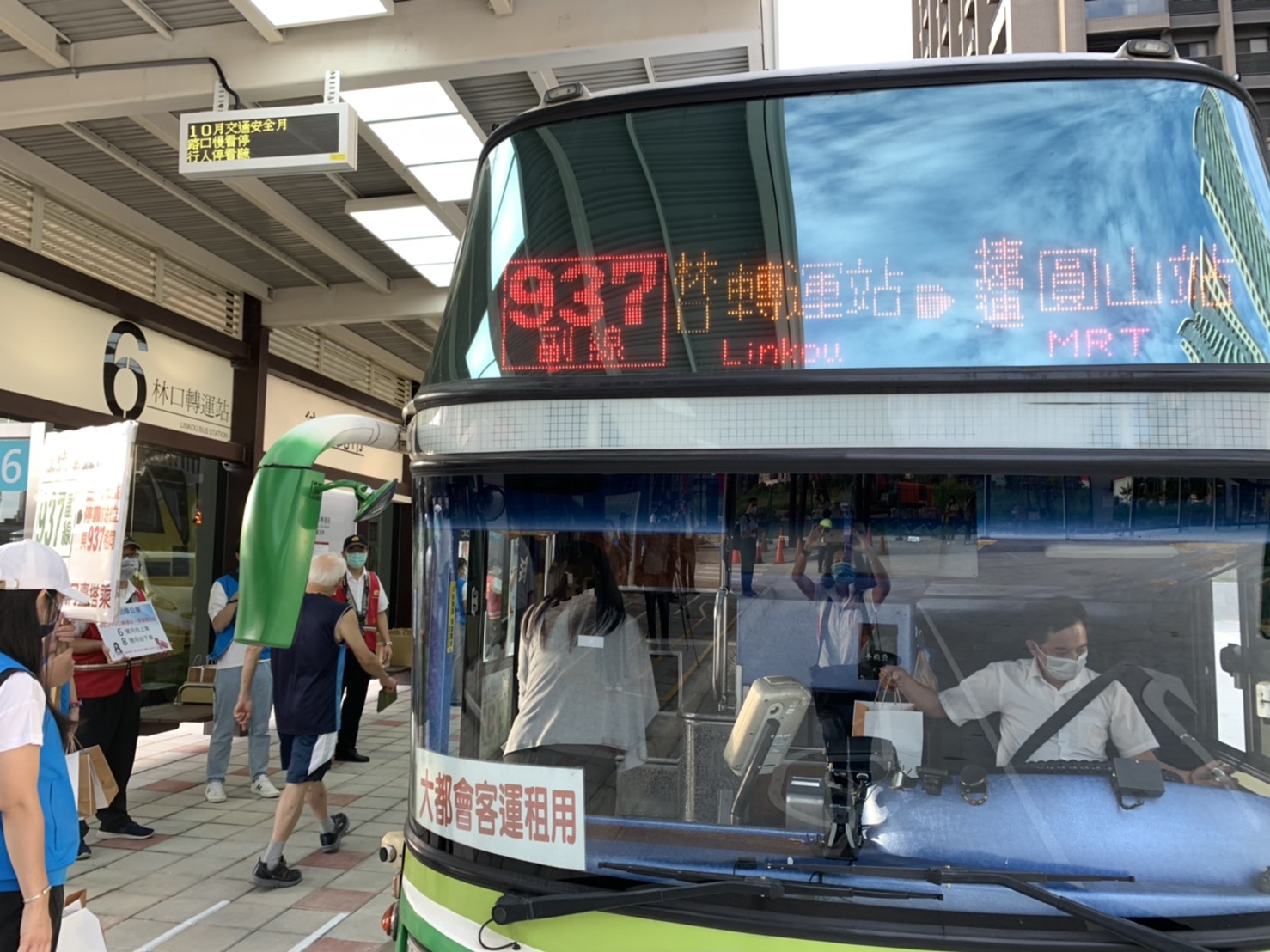 6時許已陸陸續續有要前往北市的上班族前來候車