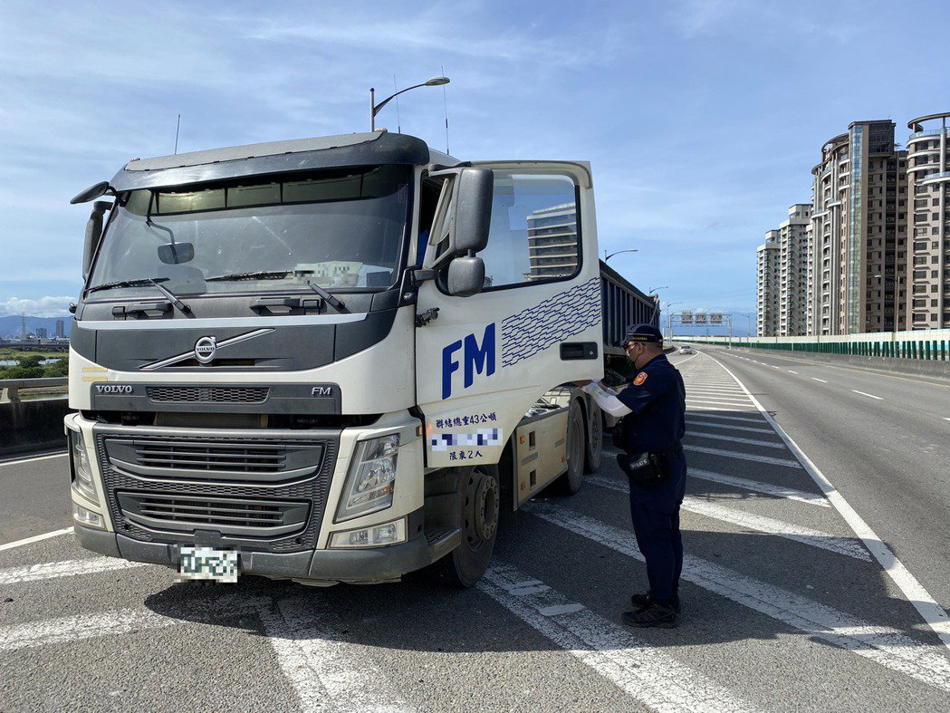 快速道路大貨車執法