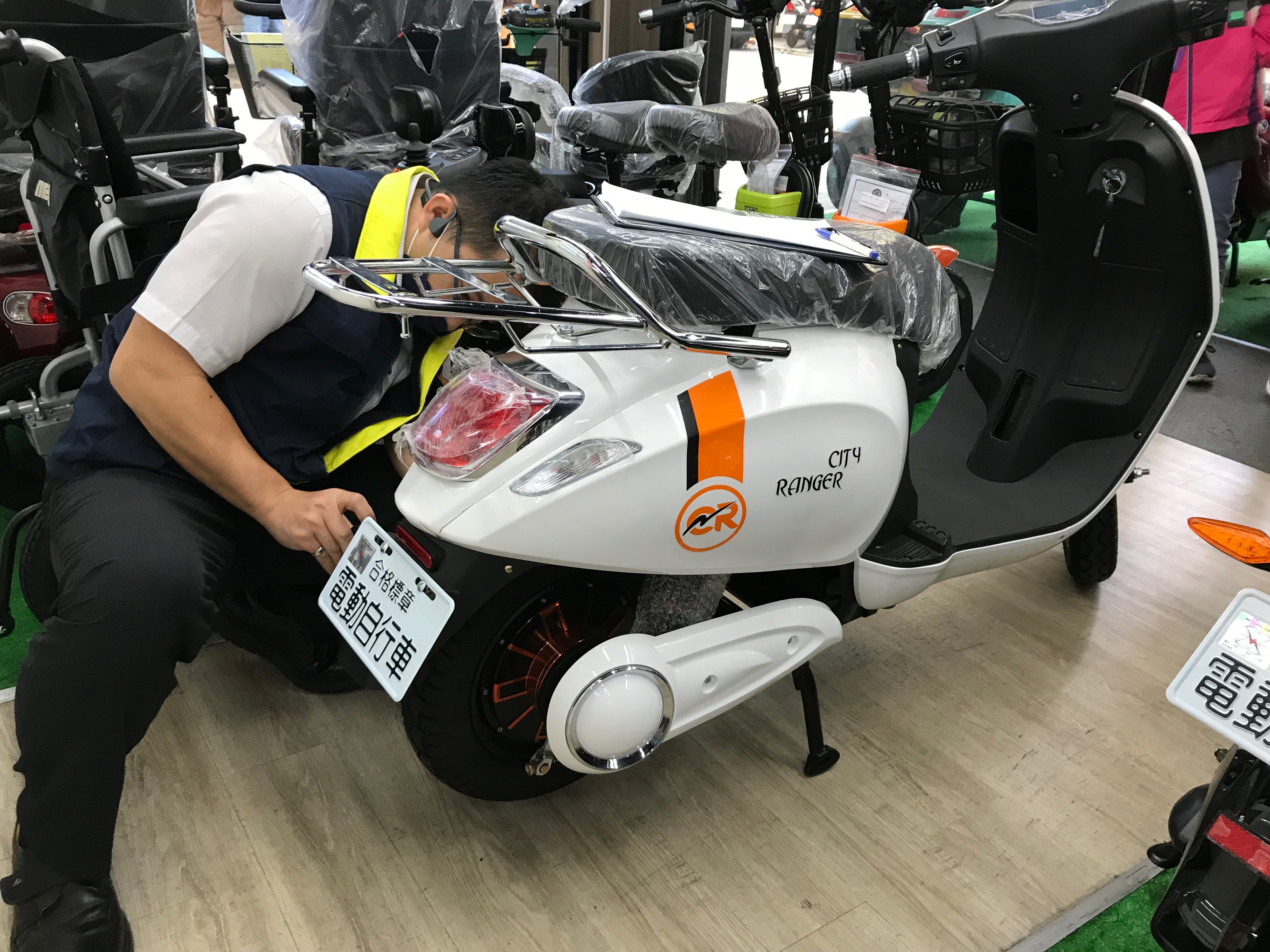 交通局再度辦理電動自行車業者聯合稽查