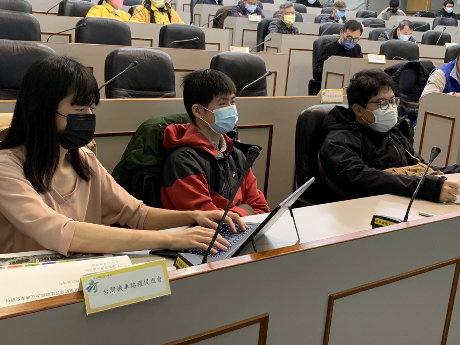 交通局今天邀集公路總局等機關單位與台灣機車權促進會舉辦關渡大橋八里端平面車道機車動線評估改善座談會