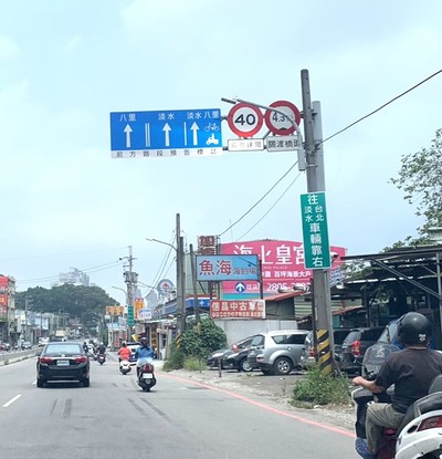 交通局已架設車道預告標誌及導引標誌，讓用路人提前選定車道行駛