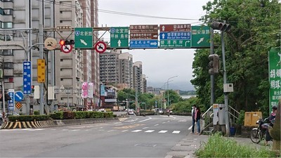 部分牌面老舊掉漆或重複多餘，且資訊未適當整併而過於密集