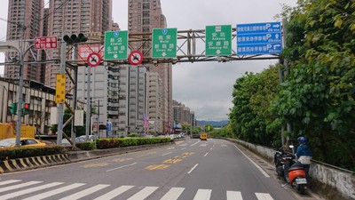 新店環河路的標誌牌面進行大瘦身