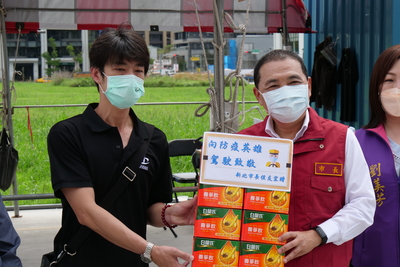 侯市長致贈慰勞品感謝這群堅守防疫第一線的抗疫英雄