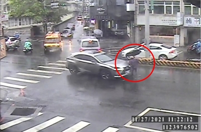 違反道路交通安全規則第134條「設有行人穿越道、人行天橋或人行地下道者路段，行人不得在其100公尺範圍內穿越道路」示意圖