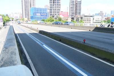 己取消機慢車道上引道雙白線